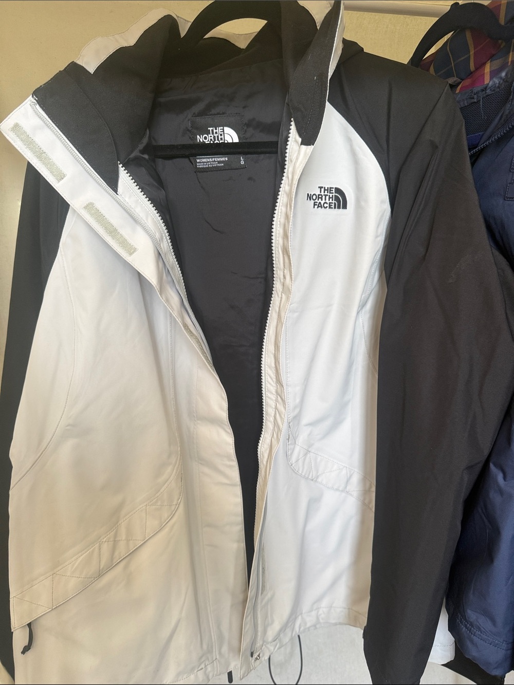 The North Face Women’s Black & White Raincoat Jacket Size Lg